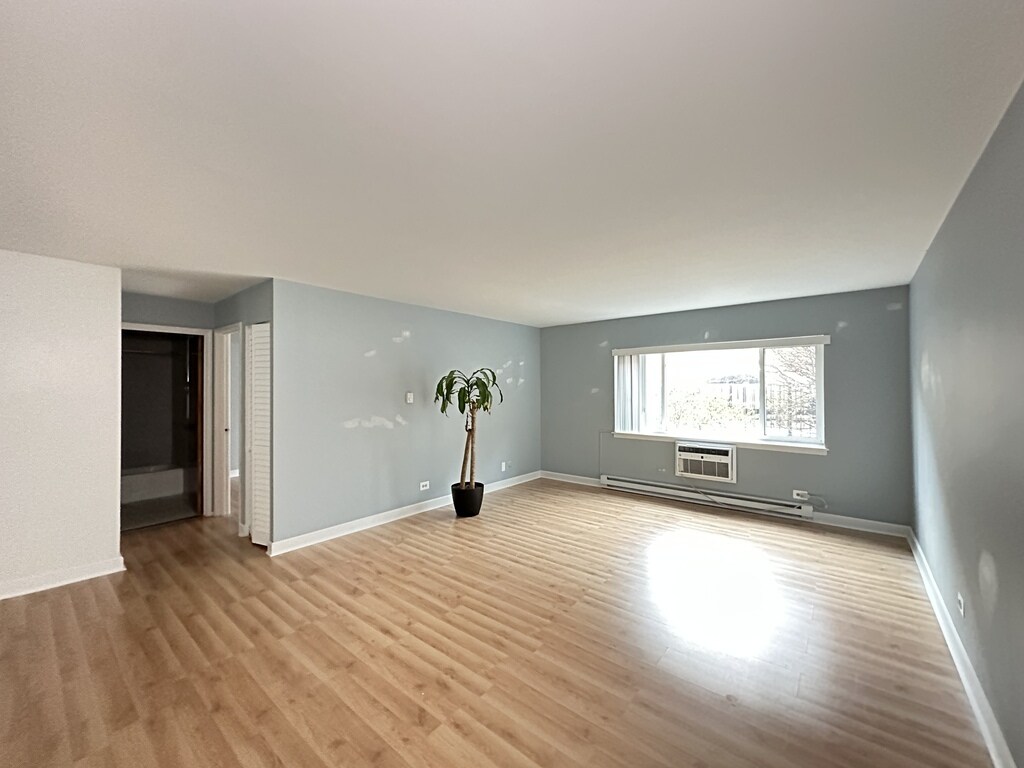 Building Photo - 3825 N Pine Grove Ave