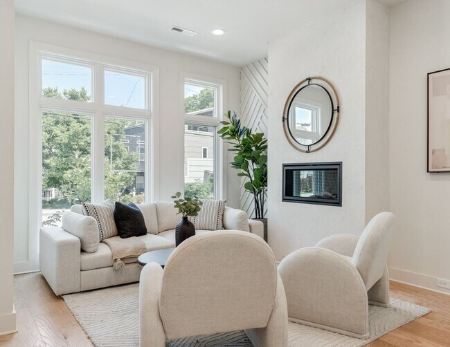 Building Photo - Stunning Salemtown Townhome!