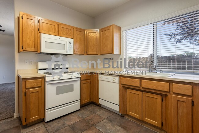 Building Photo - JANUARY MOVE IN SPECIAL: $500 Off 1 Month'...