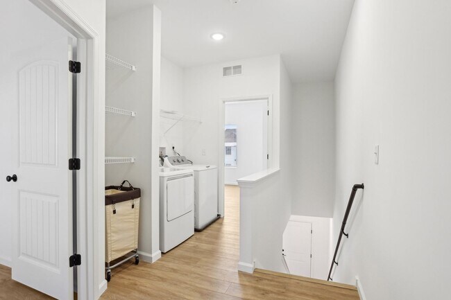 Building Photo - 1604 Parkview Dr