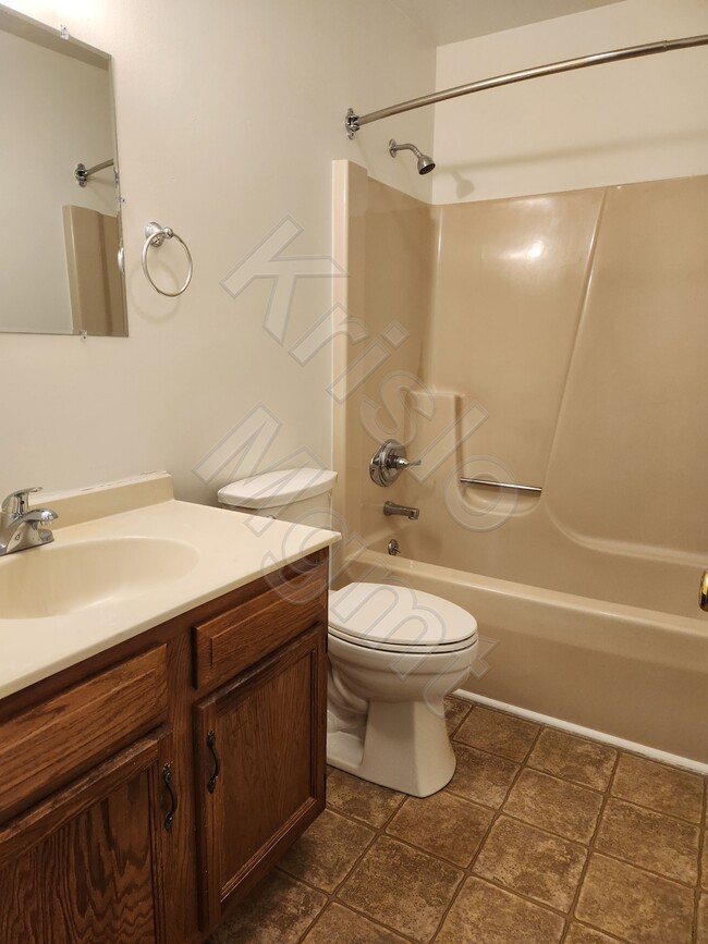 Full Bath 2nd Floor - 927 Harwood Rd