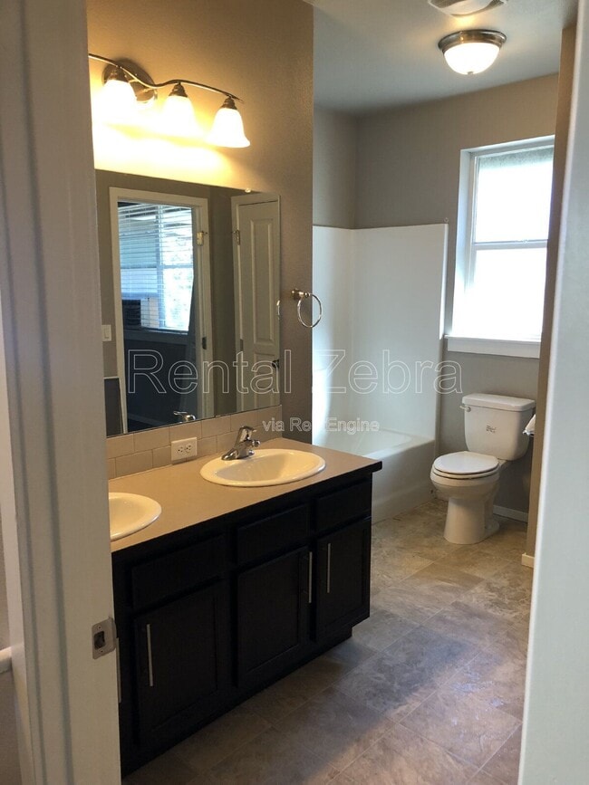 Building Photo - 5 SW Roosevelt Ave