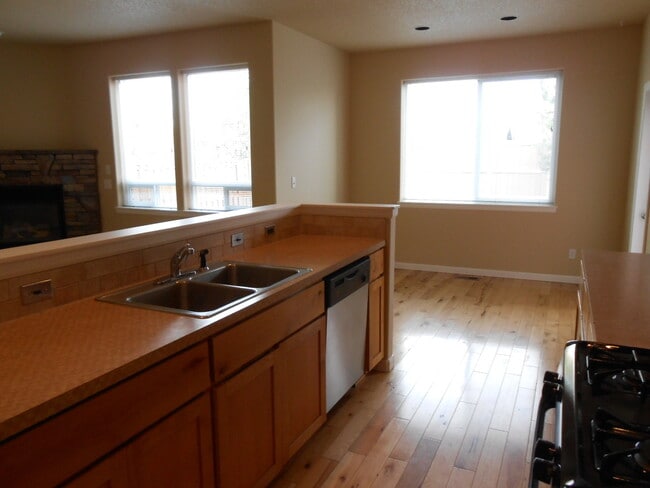 Building Photo - VIDEOTOUR: Stunning Home with Lots of Spac...