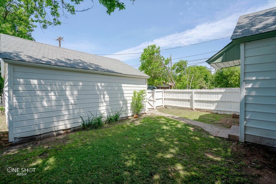 Building Photo - 1102 Poplar St