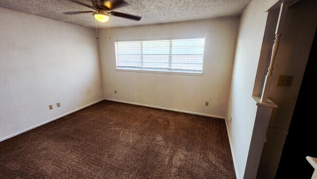 Building Photo - Centrally Located/ Convenient to Major Tho...