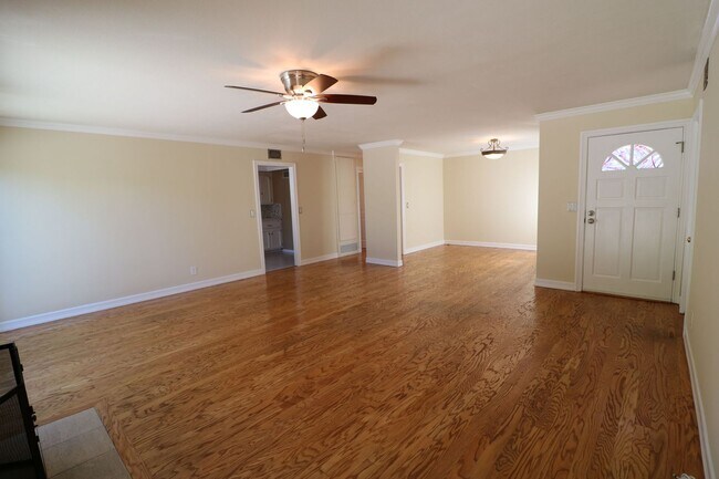 Building Photo - Charming home in West Hills adjacent neighborhood!