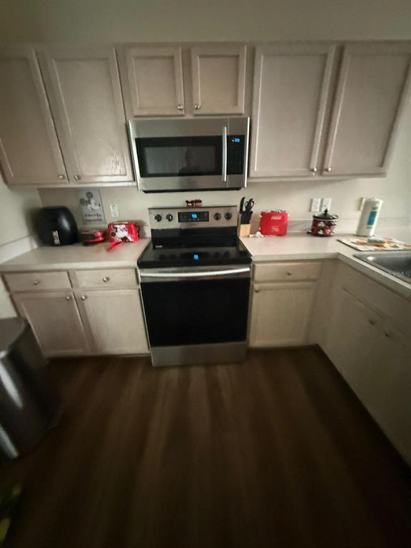 Building Photo - 334 Grosvenor Loop