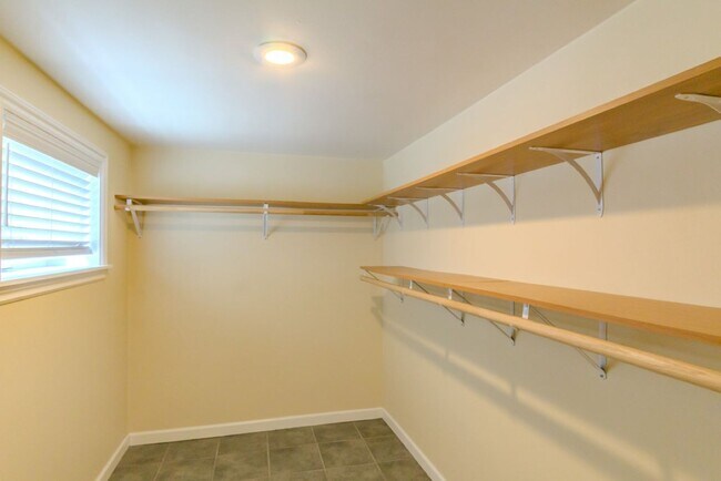 Building Photo - Spacious 1 bedroom Maple Leaf Bungalow w/AC!