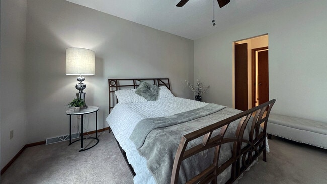 Building Photo - 720 N 16th Ave