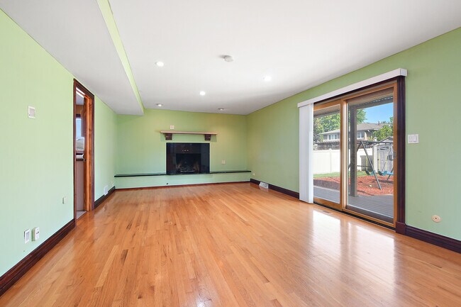 Building Photo - 13050 Meadowview Ln