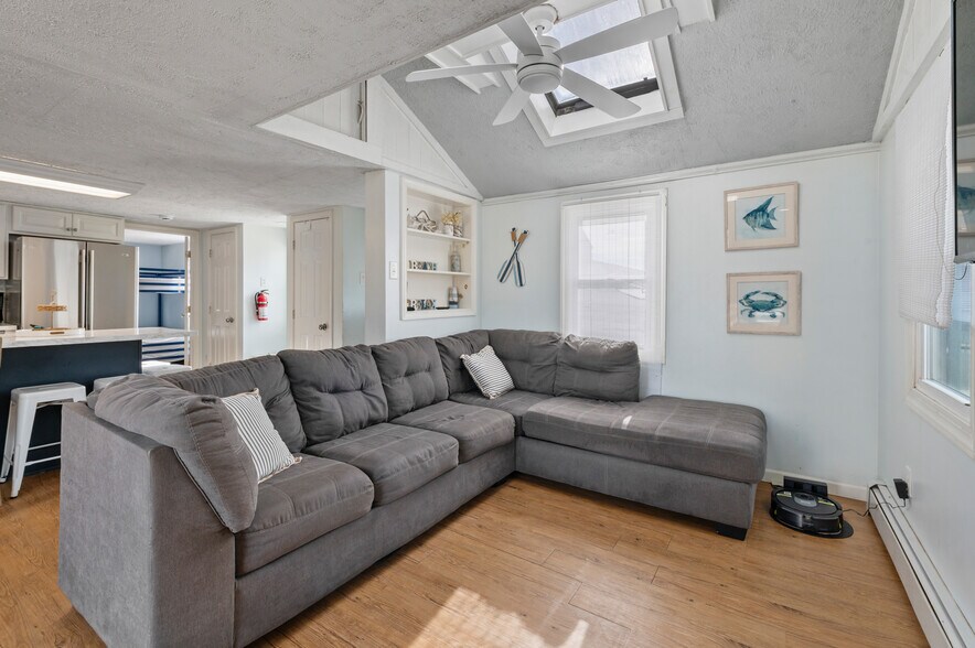 Building Photo - 104 7th Ave