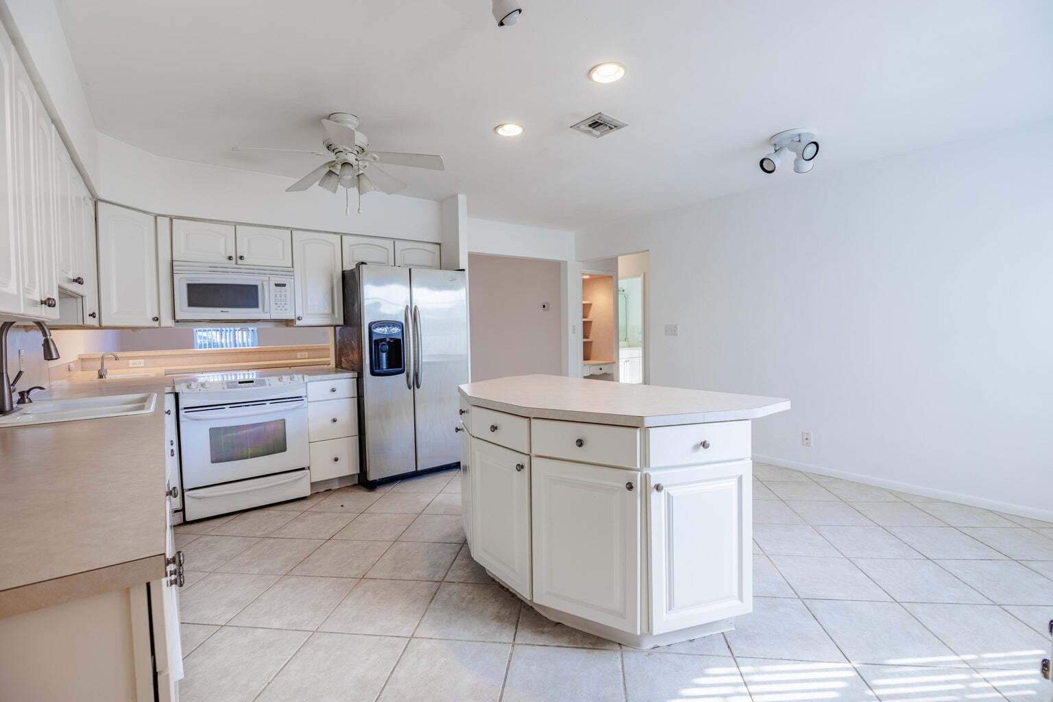 Building Photo - 527 W Jasmine Dr