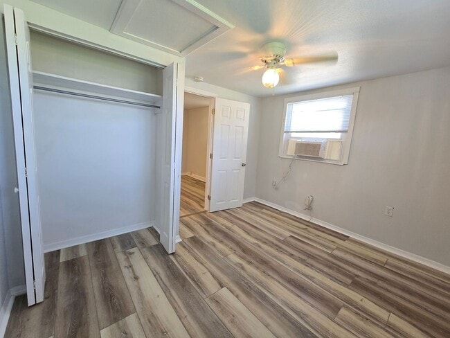 Building Photo - Cute 1 bed/ 1 bath Duplex Available now in...