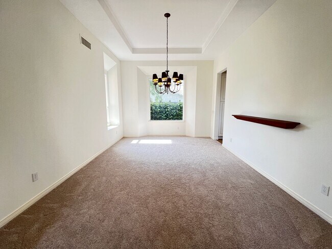 Building Photo - Luxury En Suite Living & Panoramic Views