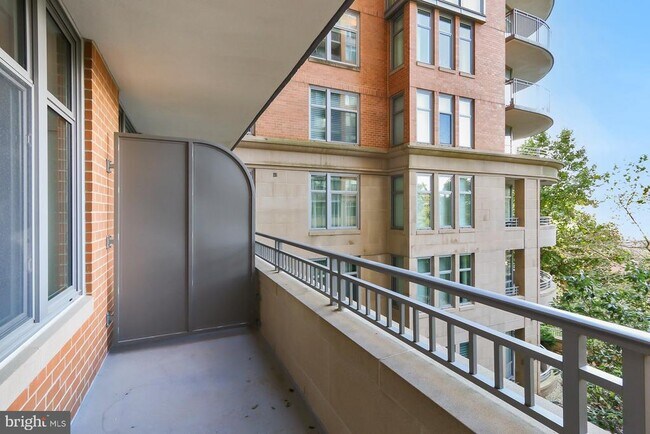 Building Photo - 8220 Crestwood Heights Dr