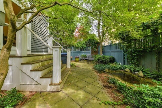 Building Photo - 14 Ash St