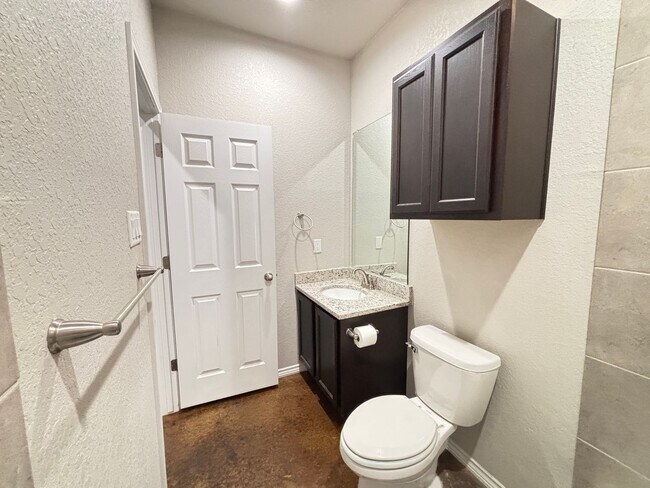 Building Photo - Luxury Duplex in Seguin with 3-bed, 2-bath...