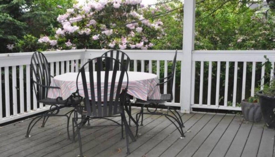 Large deck - 528 18th Ave E