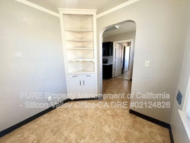 Building Photo - 717 E Lake Ave