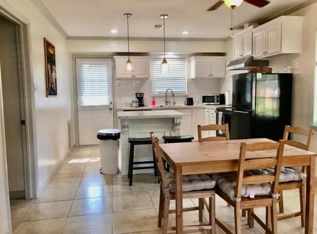 Building Photo - 9775 Pine Lake Dr