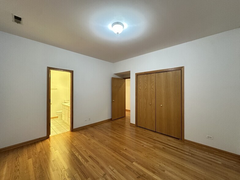 Building Photo - 4101 N Kenmore Ave