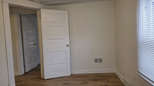 Building Photo - 3 Bedroom Home