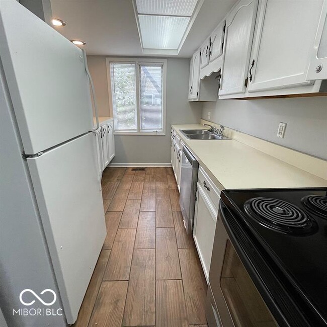 Building Photo - 1155 Canterbury Square S