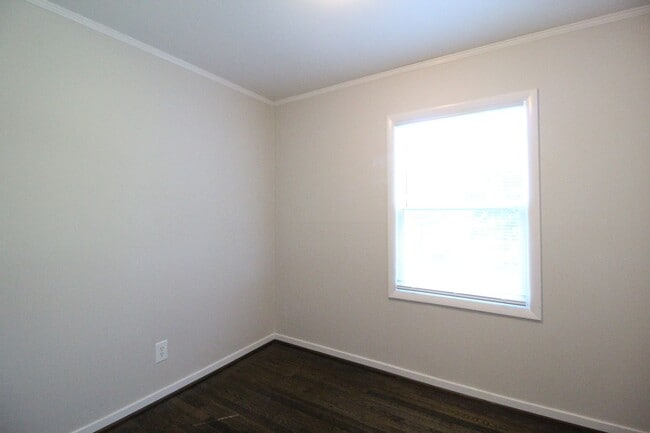 Building Photo - 4 Bedroom 2 Bath Updated Home In Overland Park