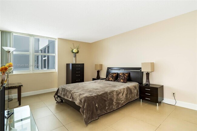 Building Photo - 2030 S Ocean Dr