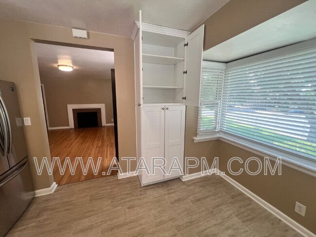Building Photo - 871 Foothill Dr