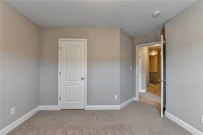 Building Photo - 812 Red Hart Ln