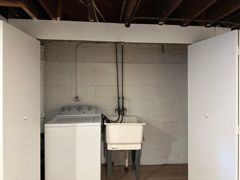 Clothes Washer. - 3823 Crestlyn Rd