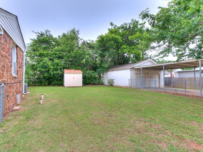 Building Photo - 810 N Marshall Dr