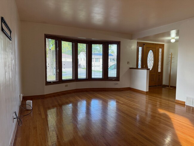 Building Photo - 3bed/2bath Home Fenced Yard Deck 2 Car Garage