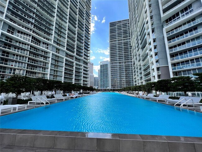 Building Photo - 495 Brickell Ave