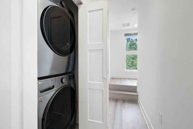 Building Photo - BEAUTIFUL Town Home For Rent in Downtown S...