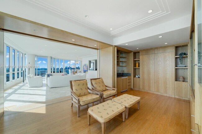 Building Photo - 100 South Pointe Dr