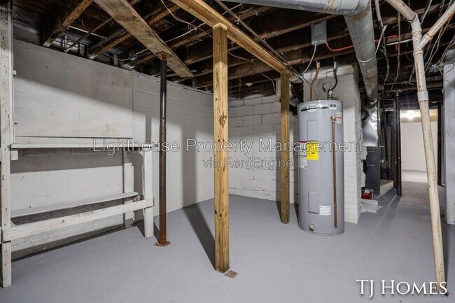 Building Photo - 1468 Jiroch St