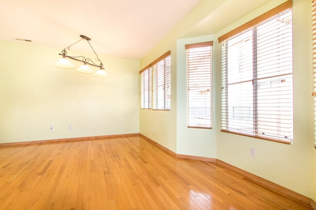 Building Photo - Tri-Level 3 bedroom 3 bath Home in Heart o...