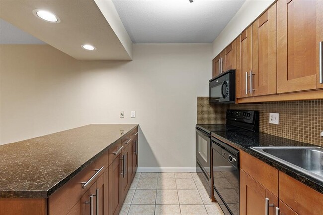 Building Photo - 7685 Northcross Dr