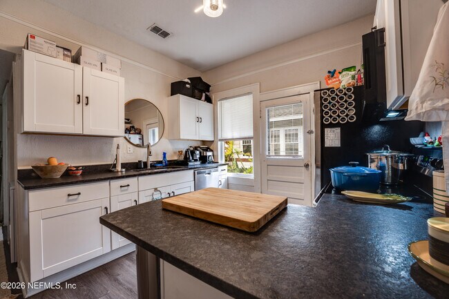 Building Photo - 2805 Park St