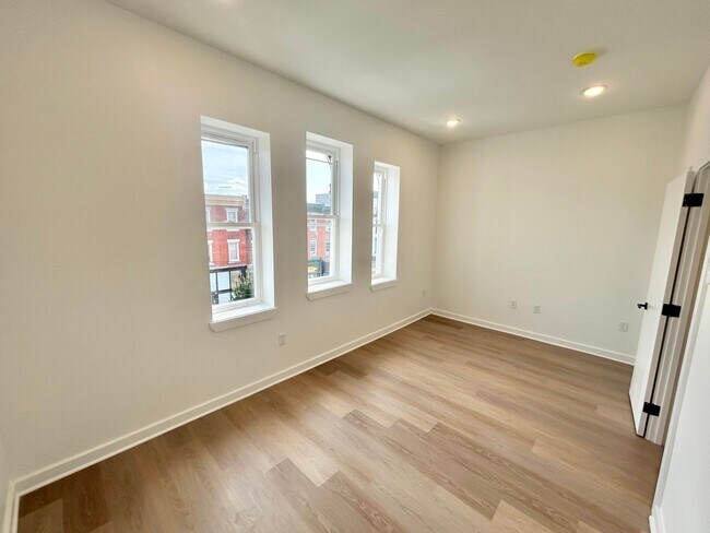 Building Photo - 2725 W Girard Ave