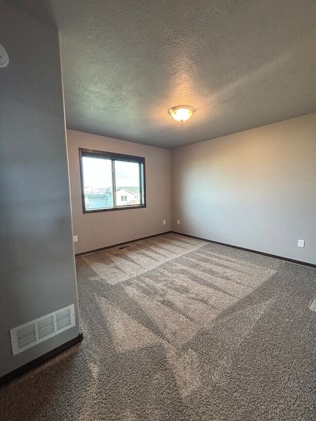 Building Photo - Spacious 3-Bedroom Home