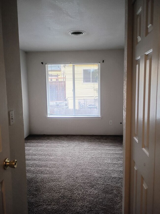 Building Photo - MM2240-1