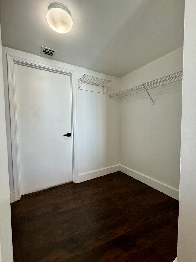 Building Photo - 1750 N Bayshore Dr