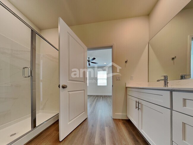 Building Photo - 854 English Primrose St