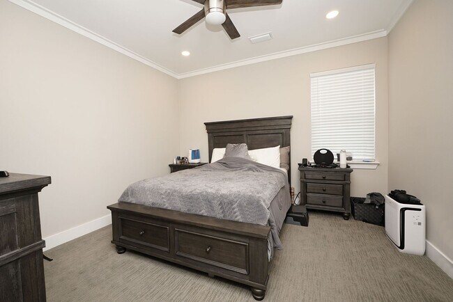 Building Photo - Newer Townhome Conveniently Located Near E...