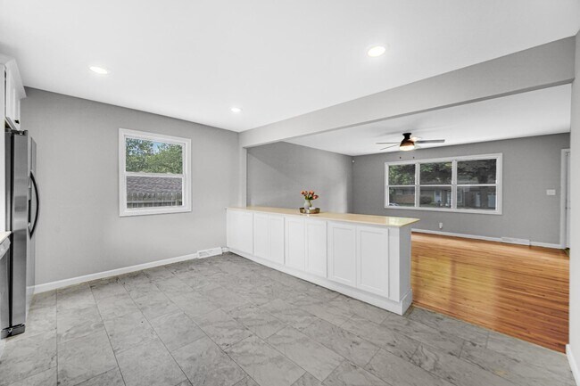 Building Photo - 3413 W 77th Ave