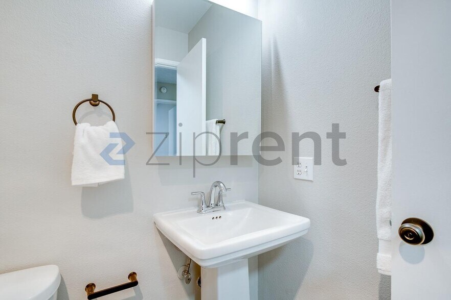 Building Photo - Unit 407