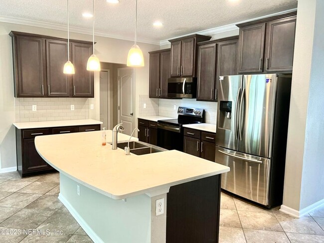 Building Photo - Large 4 bedroom home